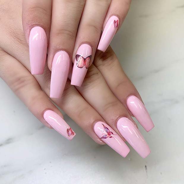 Ongles roses avec des papillons