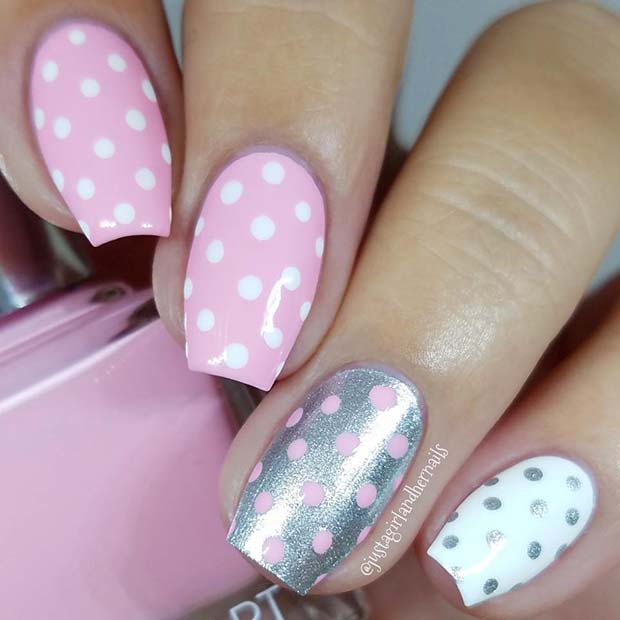 Ongles assez roses à pois