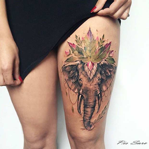 Grand tatouage de cuisse d'éléphant avec une touche de couleur