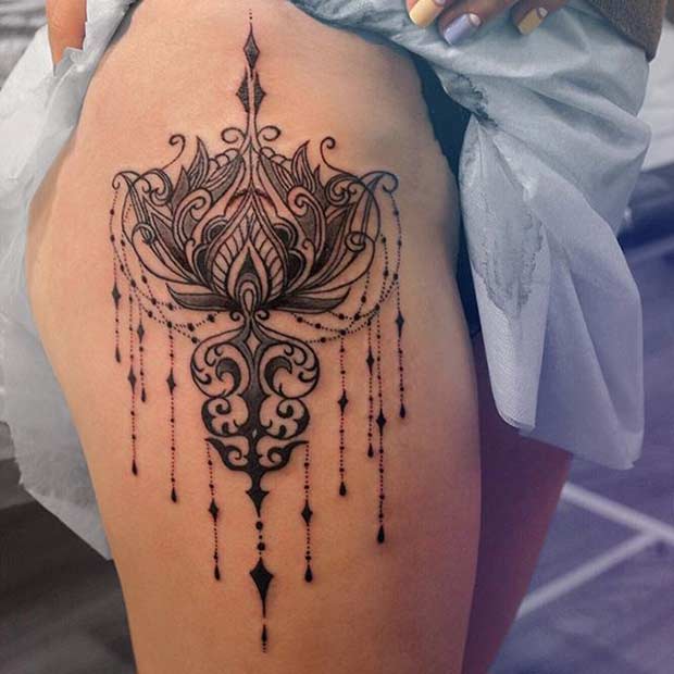 Conception de tatouage de mandala de la cuisse supérieure pour les femmes