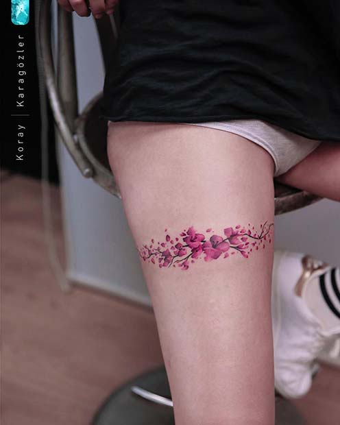 Joli tatouage de jarretière floral