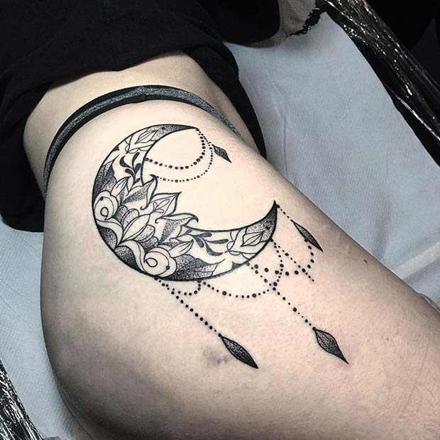 Beau tatouage de lune avec des motifs et des breloques