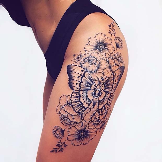 Tatouage de cuisse de papillon avec des fleurs