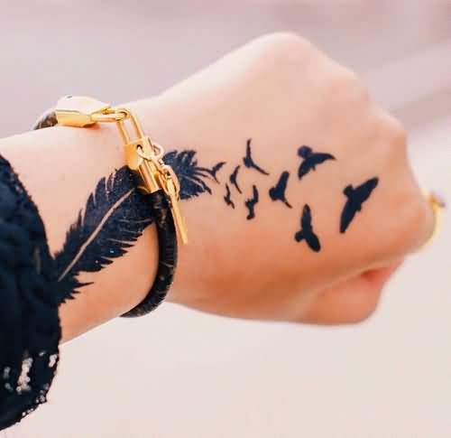 Πετώντας πουλιά και τατουάζ χεριών με φτερά για γυναίκες