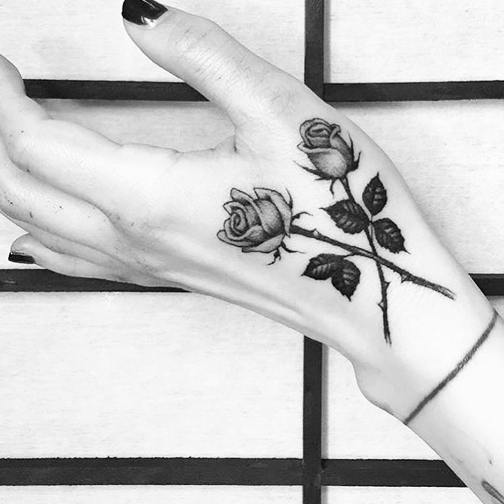 Tatouages ​​​​à la main de roses monochromes pour les femmes
