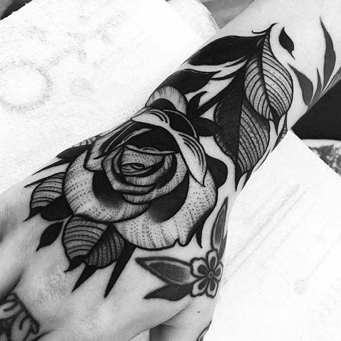 Tatouages ​​​​à la main Rose noir et blanc pour les femmes