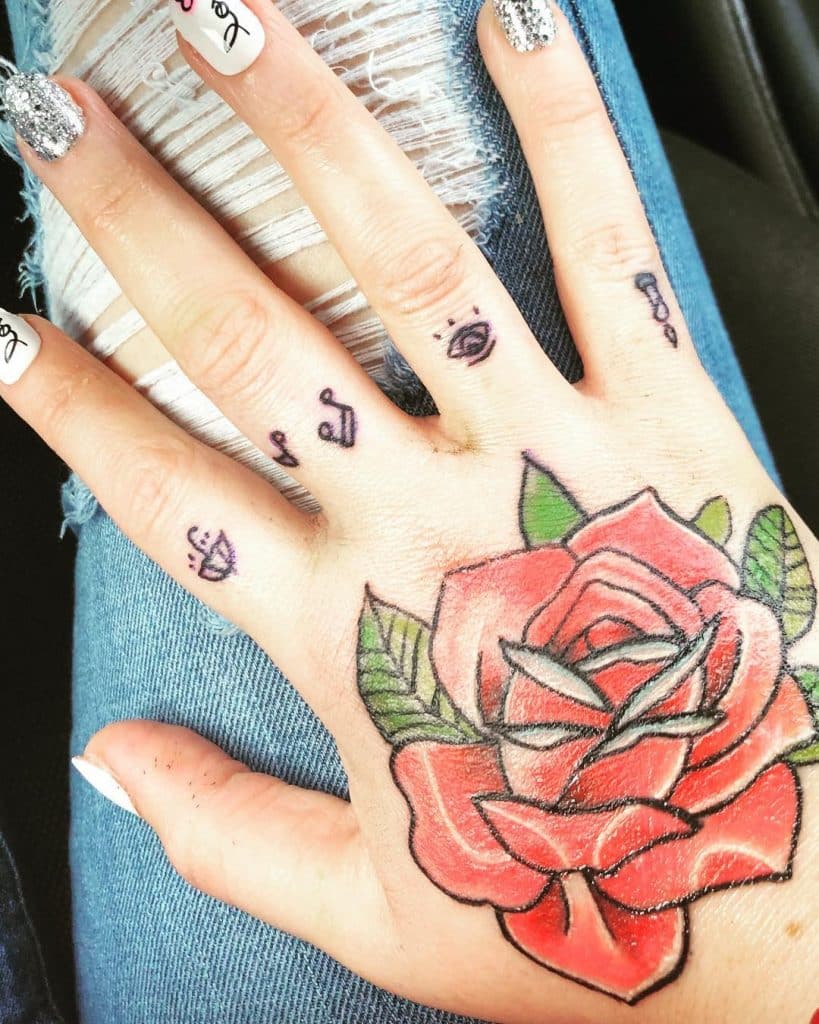 Roses rouges et autres tatouages ​​​​à la main pour les femmes