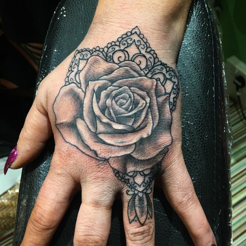 Tatouage à la main de roses et de dentelle pour les femmes