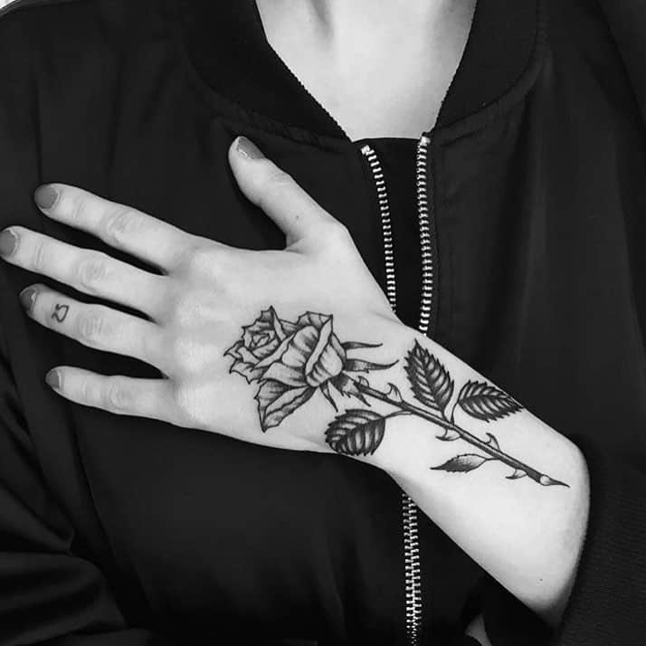 Tatouage à la main de roses épineuses pour les femmes
