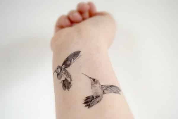 Tatouages ​​​​à la main des colibris pour les femmes
