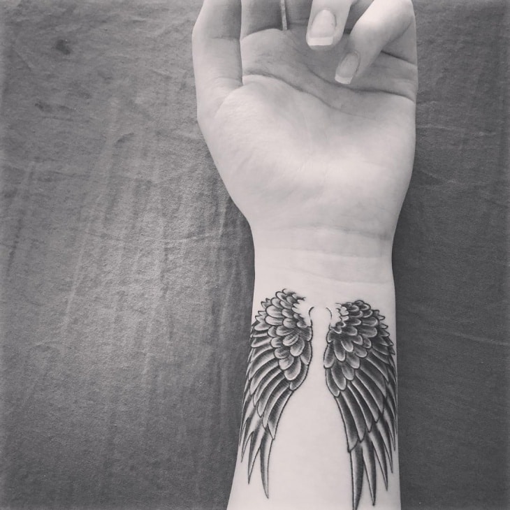 Τατουάζ χέρι αγγέλου για γυναίκες