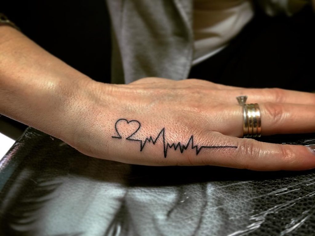 Tatouages ​​​​à la main Heart Beat pour les femmes