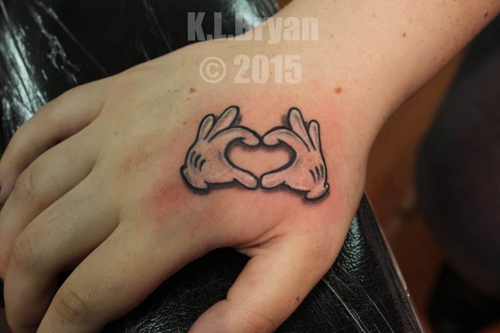 Tatouages ​​​​à la main en forme de coeur de Disney pour les femmes