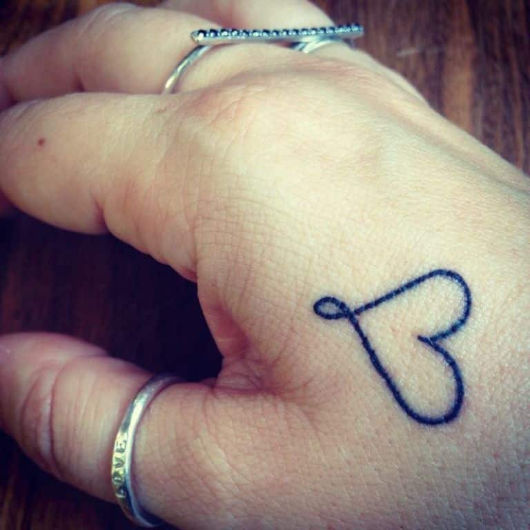 Αγάπη καρδιά τατουάζ χέρι για γυναίκες