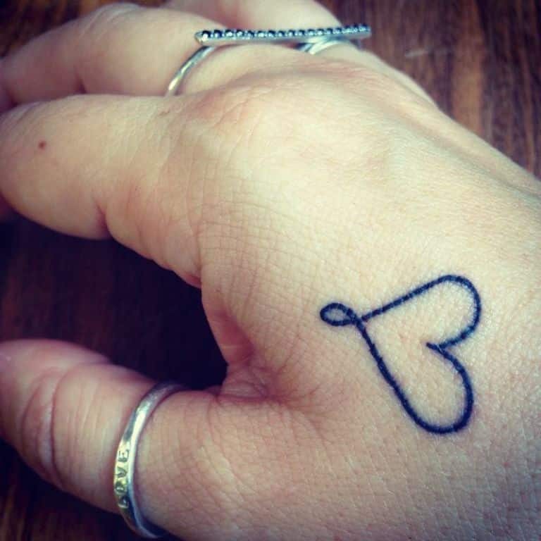 Tatouages ​​​​à la main coeur d'amour pour les femmes