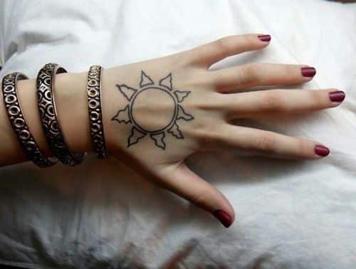 Tatouages ​​​​minimalistes à la main du soleil pour les femmes