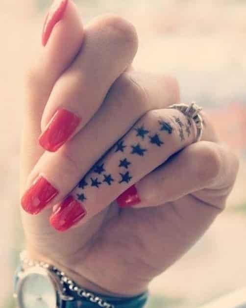 Tatouages ​​​​à la main des petites étoiles pour les femmes