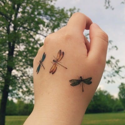Tatouages ​​​​à la main de libellules pour les femmes