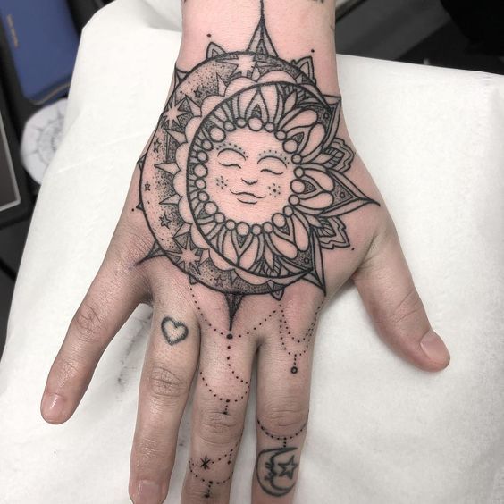 Tatouages ​​​​à la main Sun Mandala pour les femmes