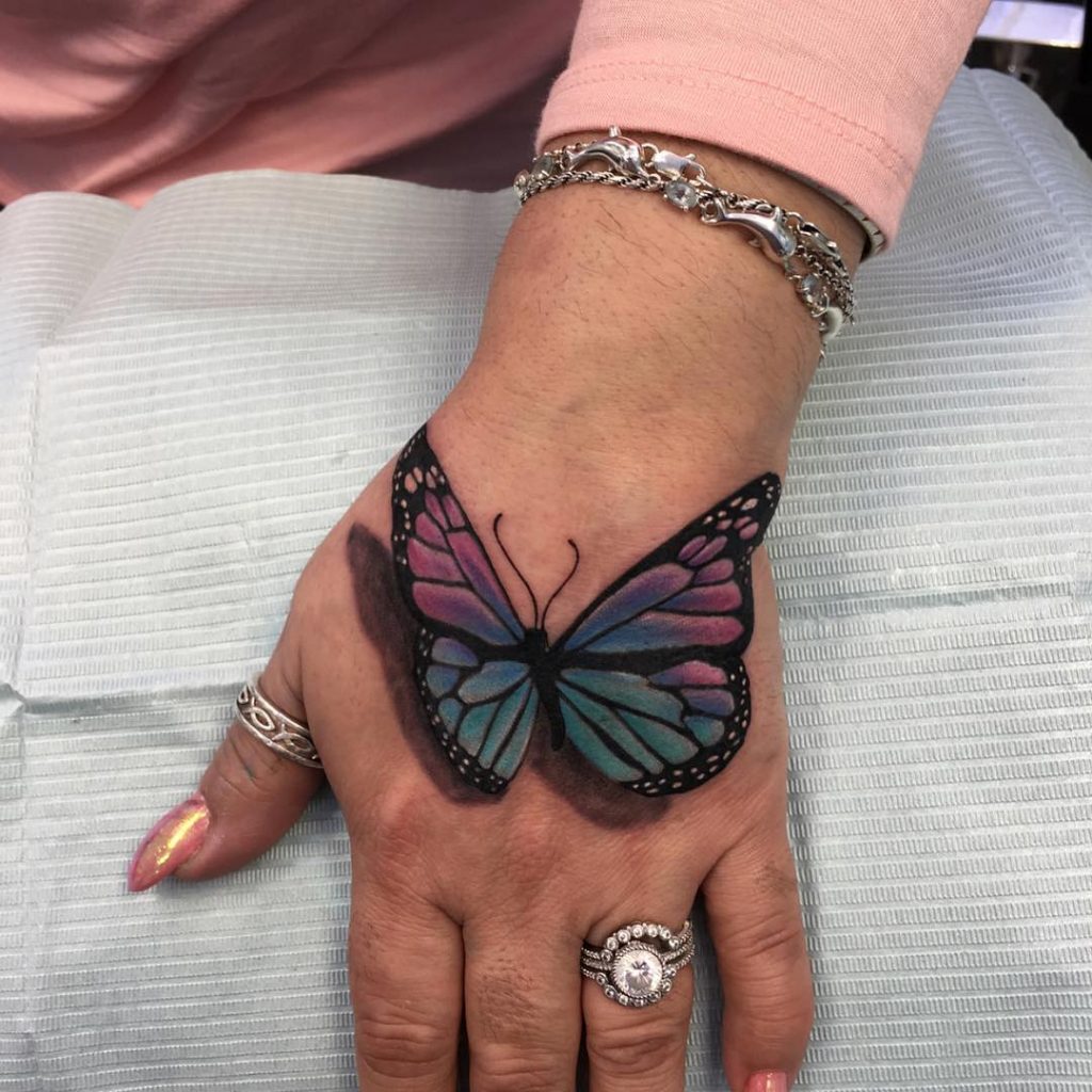 Tatouage à la main effet papillon pour femme