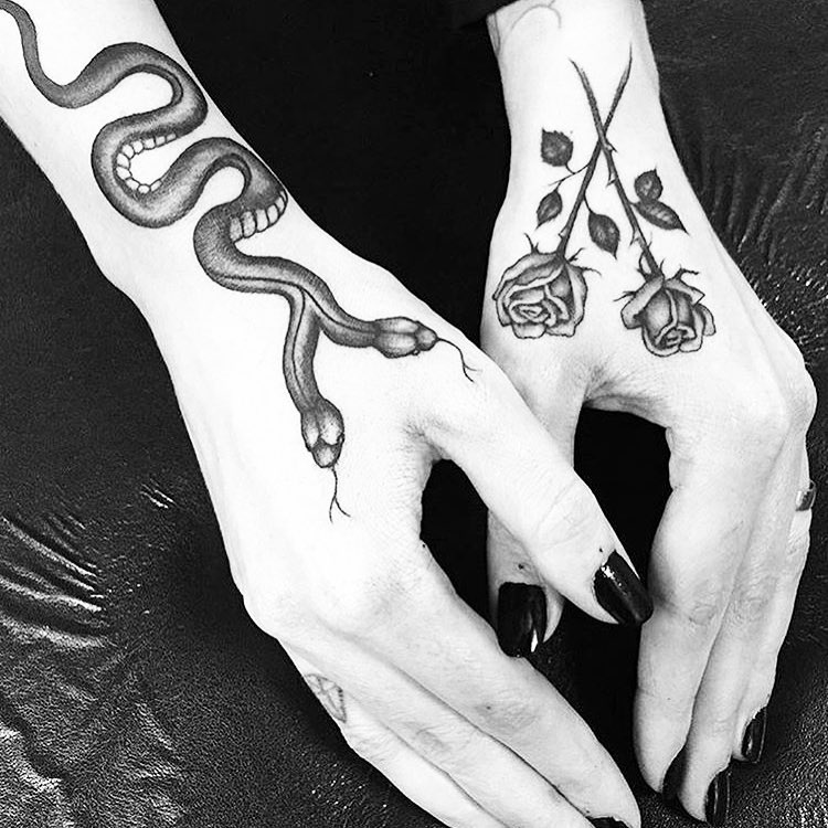 Tatouages ​​​​à la main de serpent et de roses pour les femmes