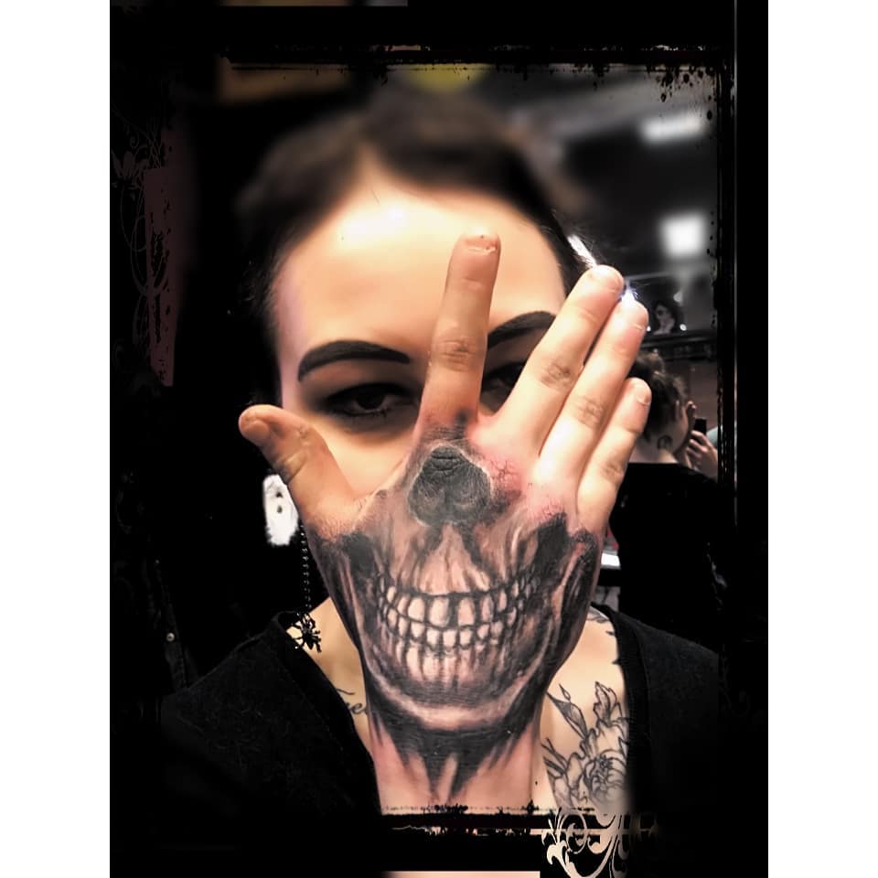 Τατουάζ χειρός Skull Jaw για γυναίκες