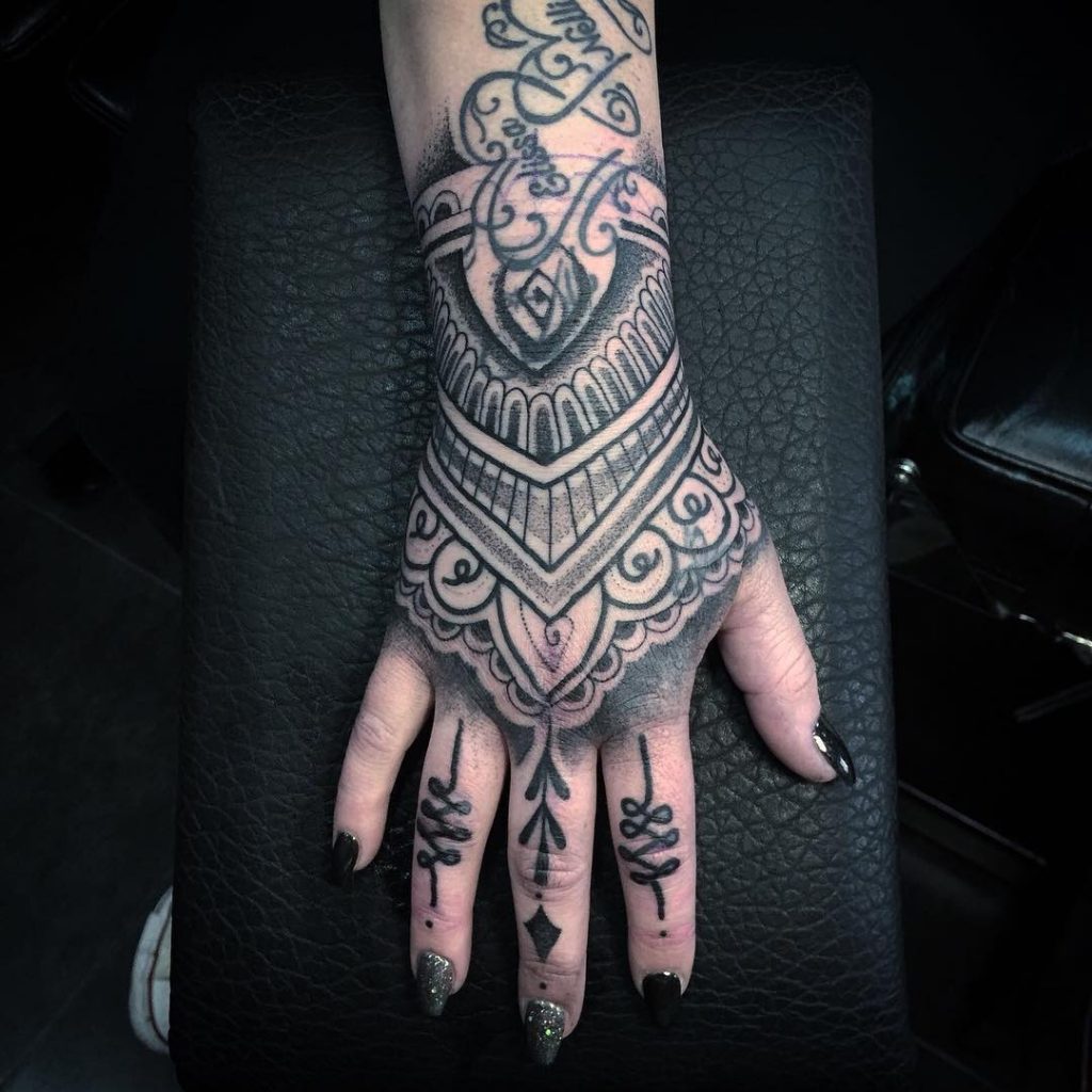 Mandala Dotwork Τατουάζ χεριών για γυναίκες