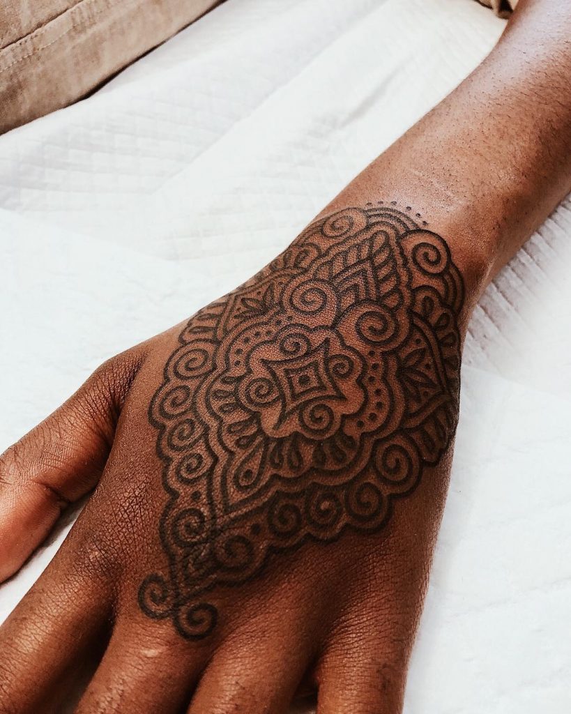 Δημιουργικά τατουάζ χεριών για γυναίκες