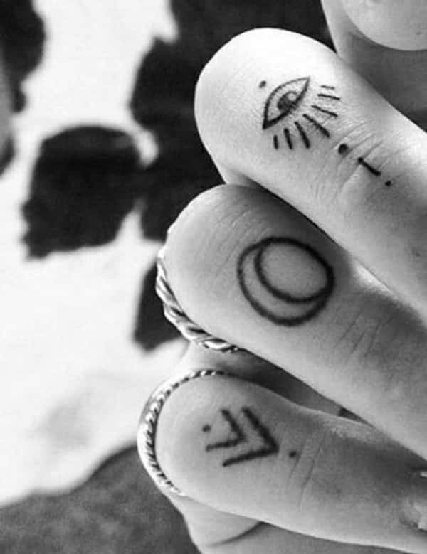 Tatouages ​​​​de main de glyphe pour les femmes