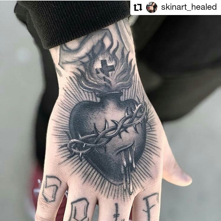 Τατουάζ χεριών που υποφέρουν από καρδιά για γυναίκες