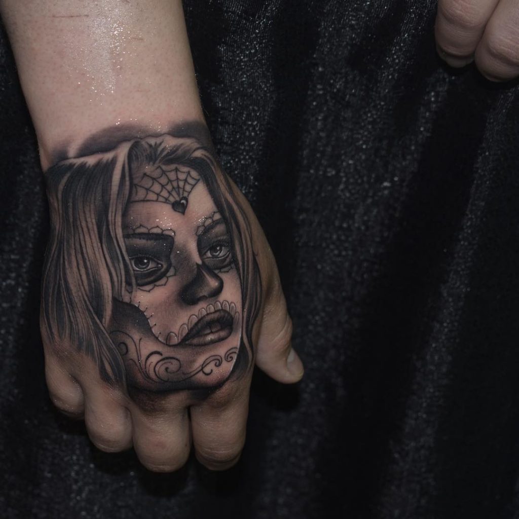 Jours des tatouages ​​​​de la main morte pour les femmes