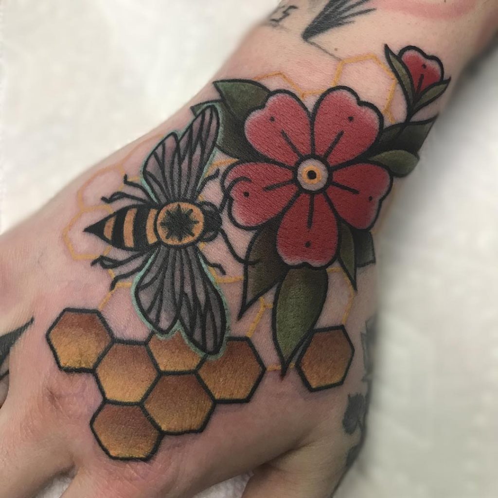 Tatouages ​​​​à la main d'abeille pour les femmes