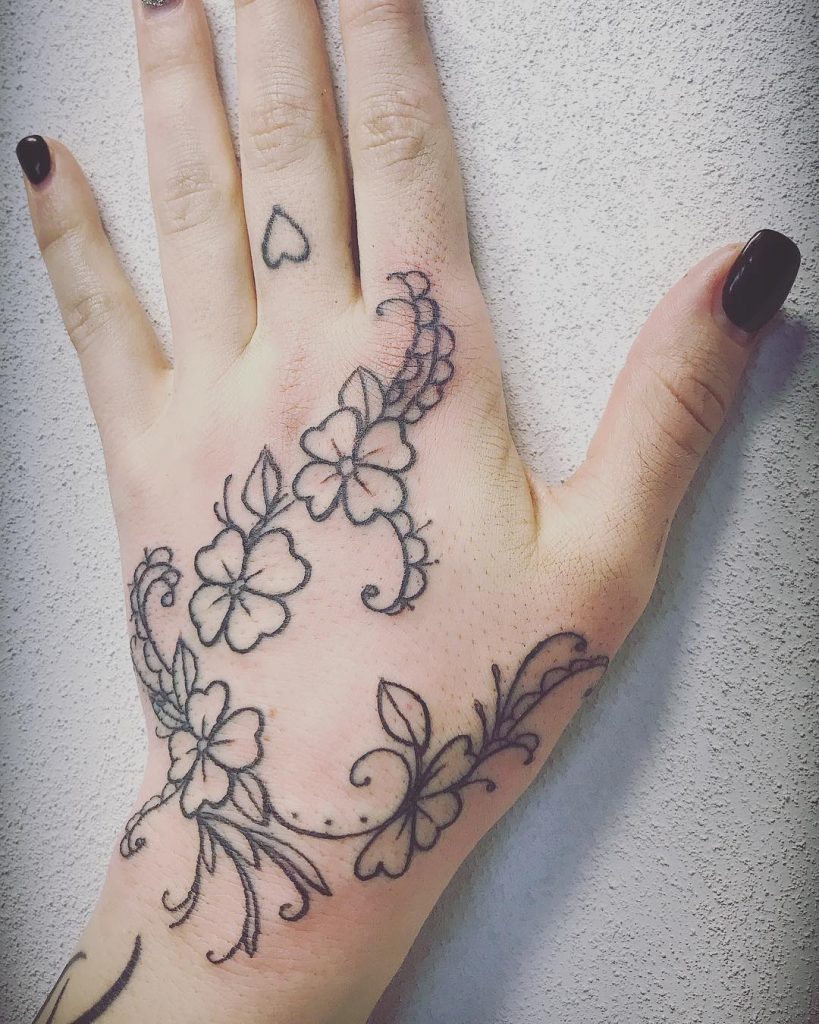 Tatouages ​​​​floraux à la main pour les femmes