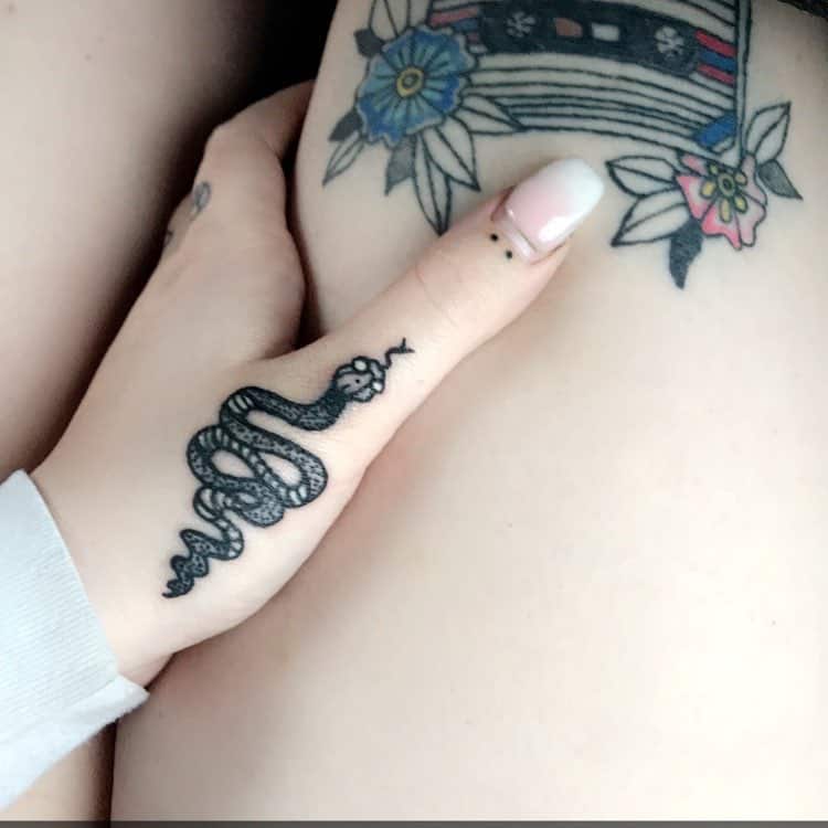 Tatouages ​​​​de bébé serpent à la main pour les femmes