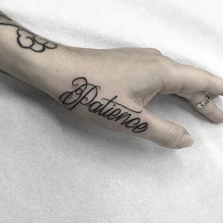 Tatouage à la main de la patience pour les femmes