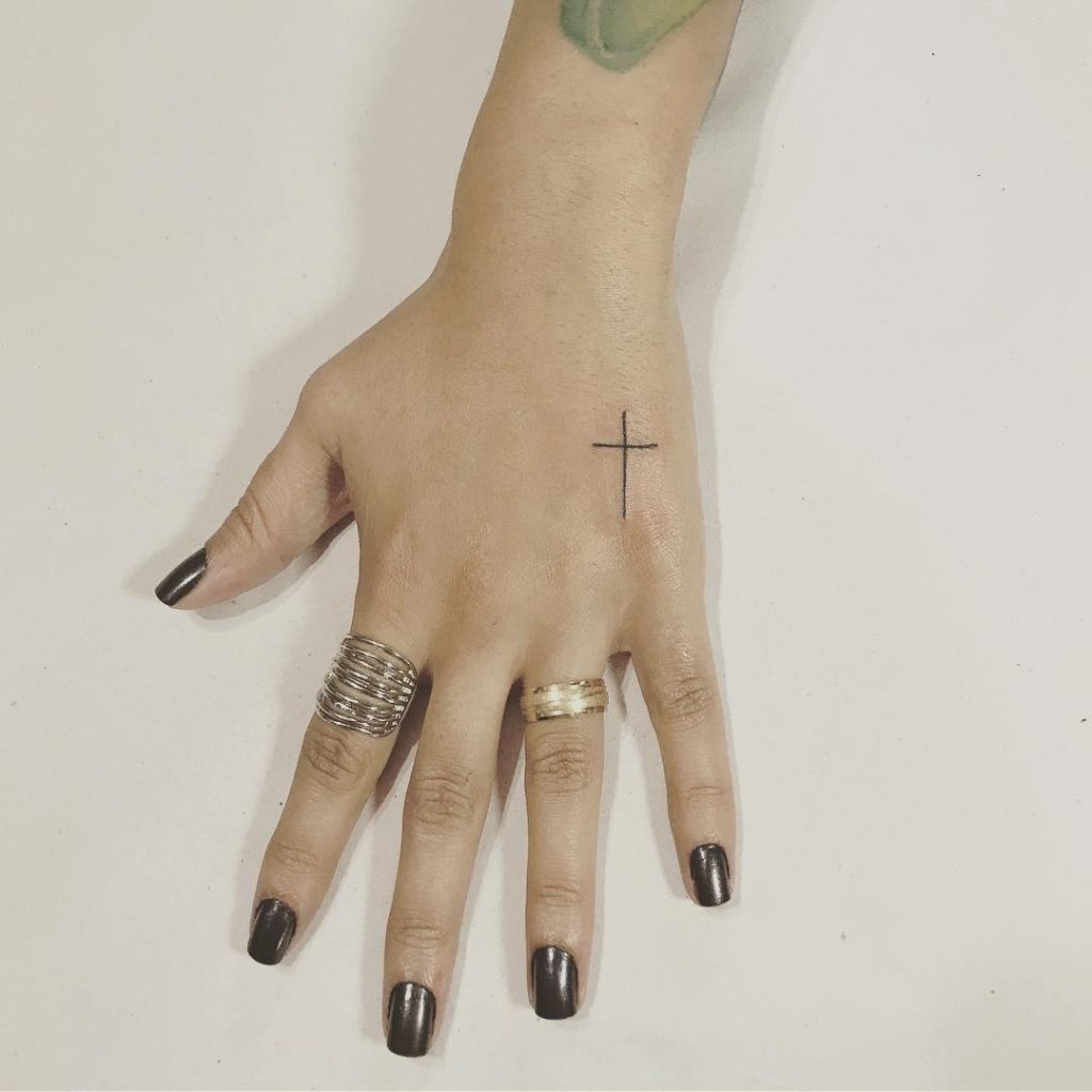 Tatouages ​​​​de croix minimalistes pour les femmes