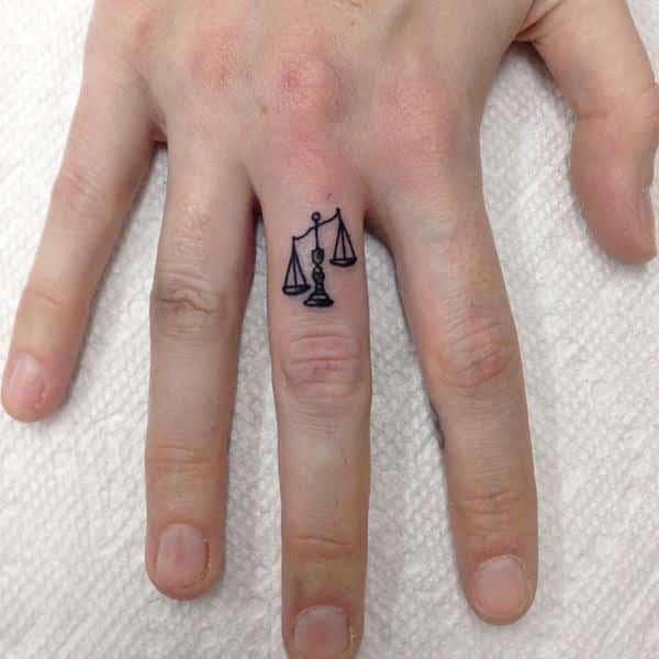 Τατουάζ χειρός Libra Tiny Scales για γυναίκες
