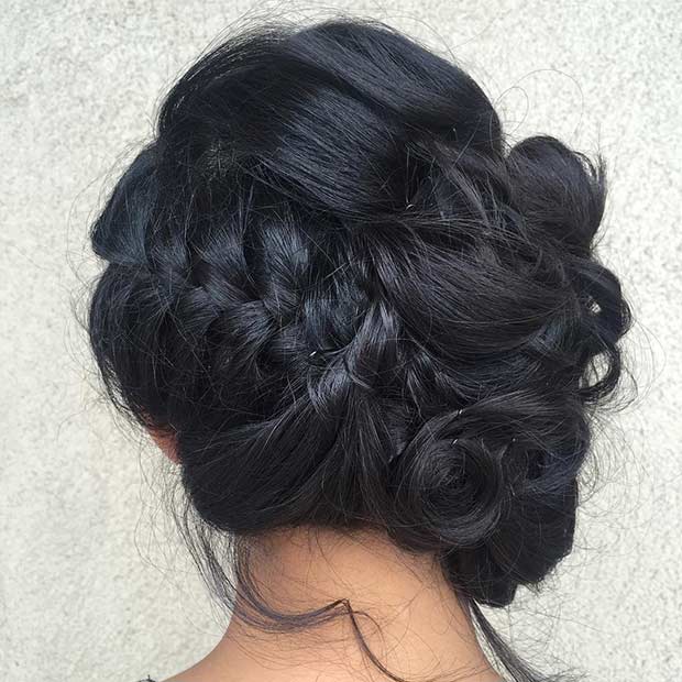 לחמניית Updo בצד הנסחפת לנשף