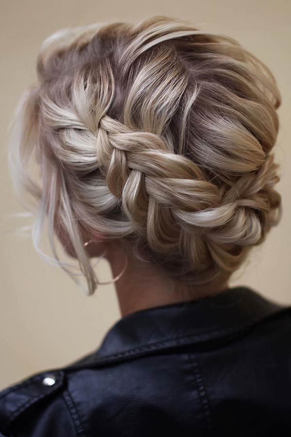 Chignon assez tressé pour le bal