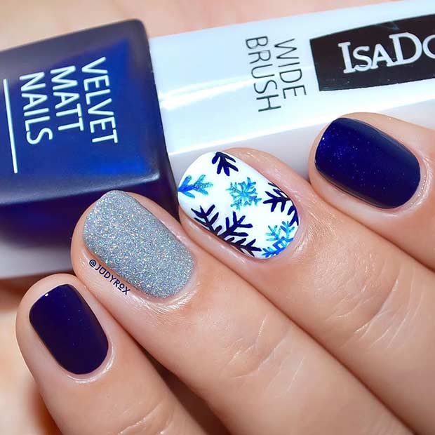 Conception d'ongles d'hiver en flocon de neige bleu marine