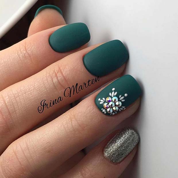 Ongles verts mats avec un ongle élégant