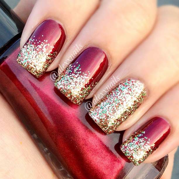 Ongles de Noël à paillettes rouges et dorées