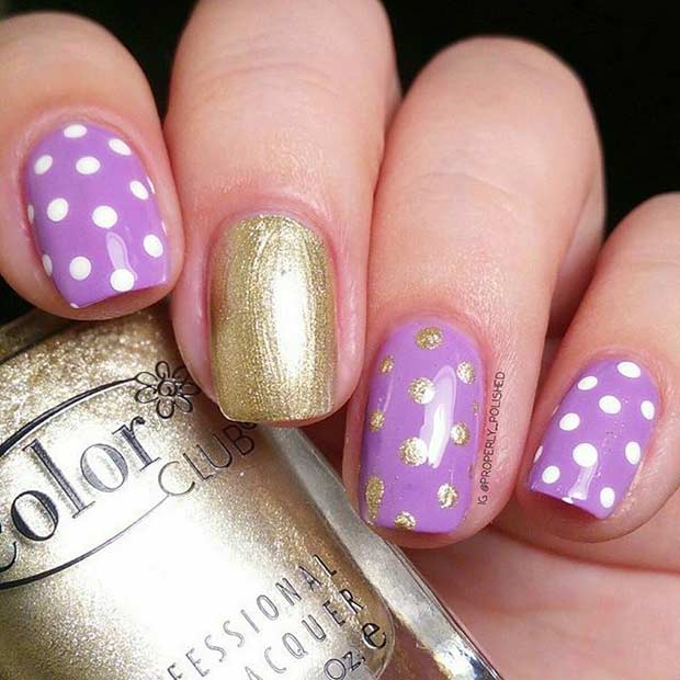 Conception d'ongles à pois violets et dorés