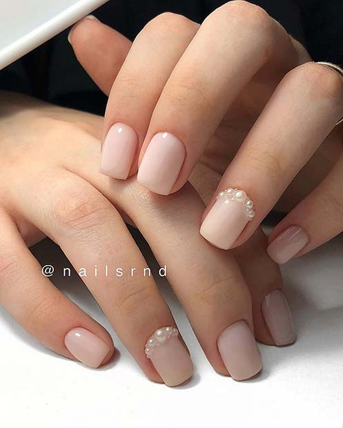 Ongles nude élégants avec des perles