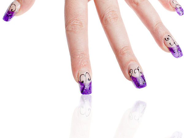 Ongles violets brillants