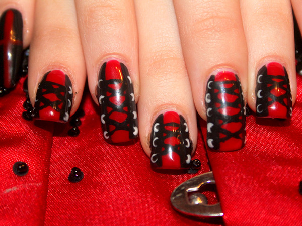 Ongles Corsets Rouges