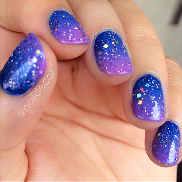 Ongles ombrés à paillettes bleues