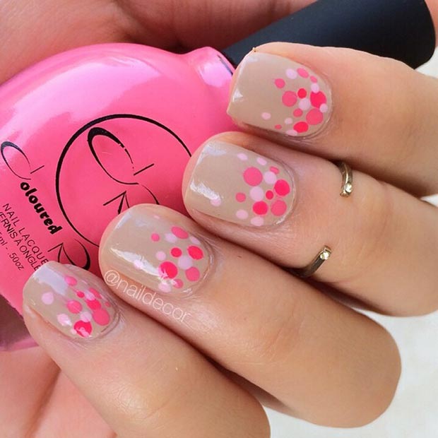 Conception d'ongles nude avec des points roses