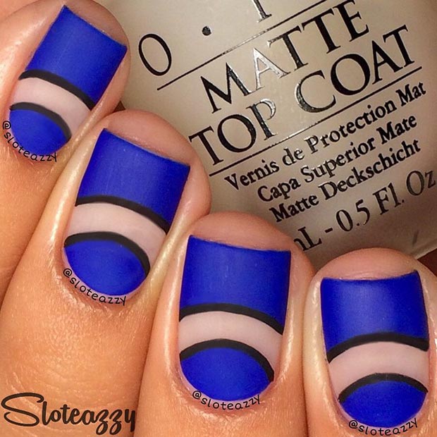 Conception d'ongles bleu mat pour ongles courts