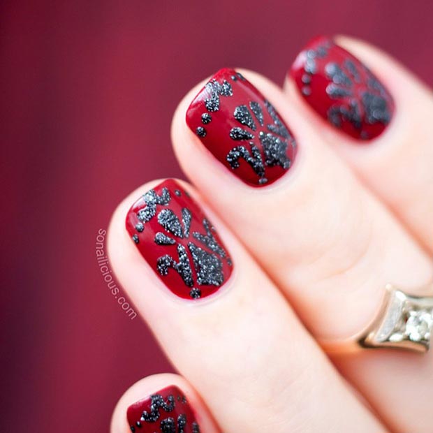 Design d'ongle baroque rouge et noir